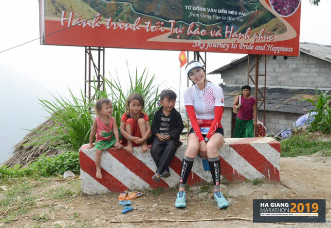 Hoa hậu Nguyễn Thu Thủy và những đứa trẻ vùng cao, khi tham gia một cuộc marathon từ thiện.