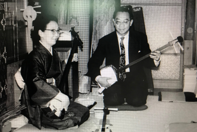 Trần Văn Khê hòa tấu cùng một nghệ sĩ Nhật vào năm 1956.