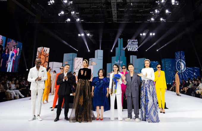 Tuần lễ thời trang quốc tế Việt Nam 2021 quy tụ 13 thương hiệu thời trang trong nước và quốc tế.