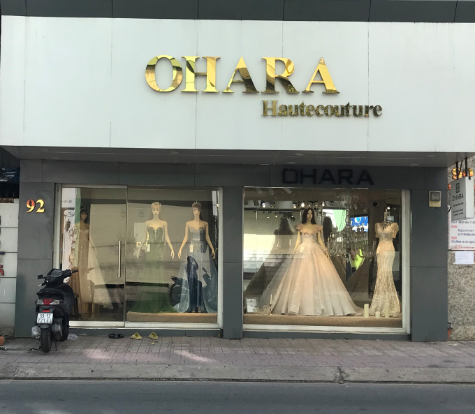 Một cửa hàng áo cưới còn sót lại trên đường Hồ Văn Huê.