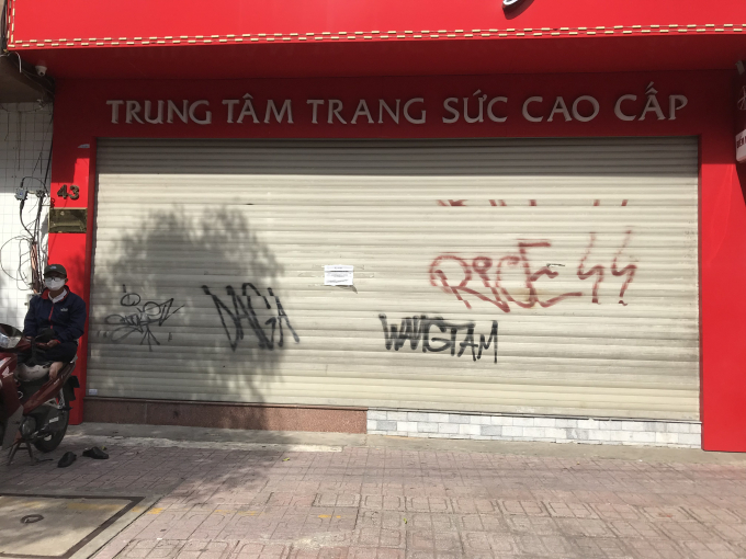 Cửa hàng trang sức cũng không còn cơ hội ở 'trung tâm áo cưới'.