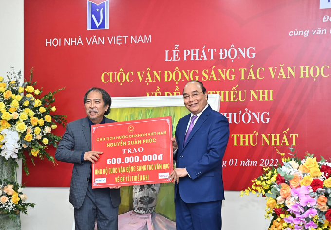 Chủ tịch nước Nguyễn Xuân Phúc trao tặng 600 triệu đồng cho Chủ tịch Hội Nhà văn Việt Nam.