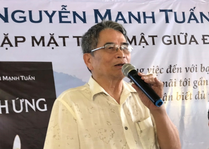 Nhà văn Nguyễn Mạnh Tuấn phát biểu tại buổi ra mắt 'Linh ứng' sáng 16/1.