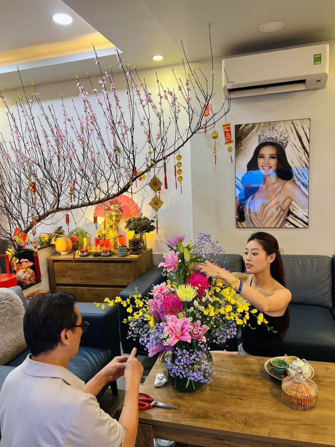 Hoa hậu Khánh Vân cùng bố tranh trí nhà cửa để đón Tết.
