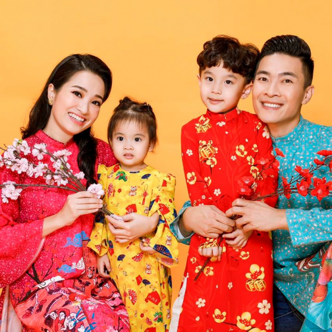 Vợ chồng MC Hồng Phượng - nghệ sĩ xiếc Quốc Cơ và hai con chào đón năm mới Nhâm Dần.