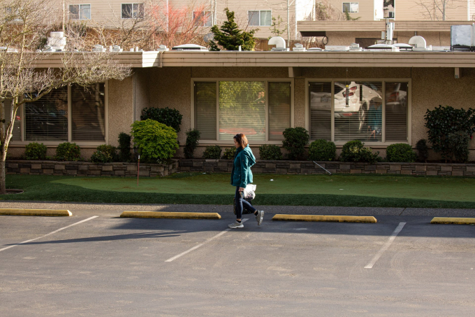 Một phụ nữ rời Trung tâm chăm sóc Kirkland ở bang Washington ngày 29/2. Nhiều nhân viên và cư dân ở đây đã xuất hiện triệu chứng của Covid-19. Ảnh: Getty Images.