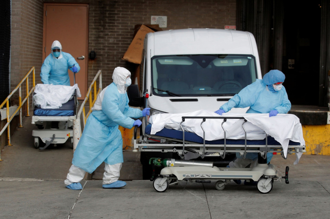 Nhân viên y tế vận chuyển thi thể khỏi Trung tâm y tế Wyckoff Heights ở Brooklyn, New York. Ảnh: Reuters