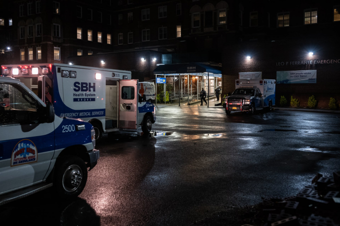 Nhân viên cấp cứu bệnh viện St Barnabas ở Bronx, New York, ngày 28/3. Ảnh: Getty Images.