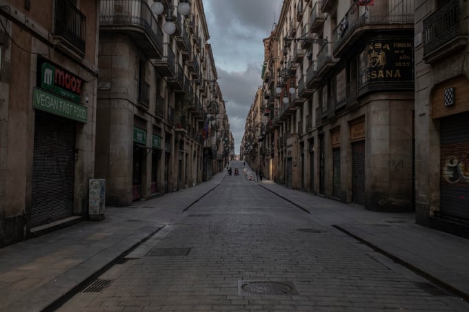 Đường phố không bóng người ở Barcelona, Tây Ban Nha. Ảnh: The New York Times.