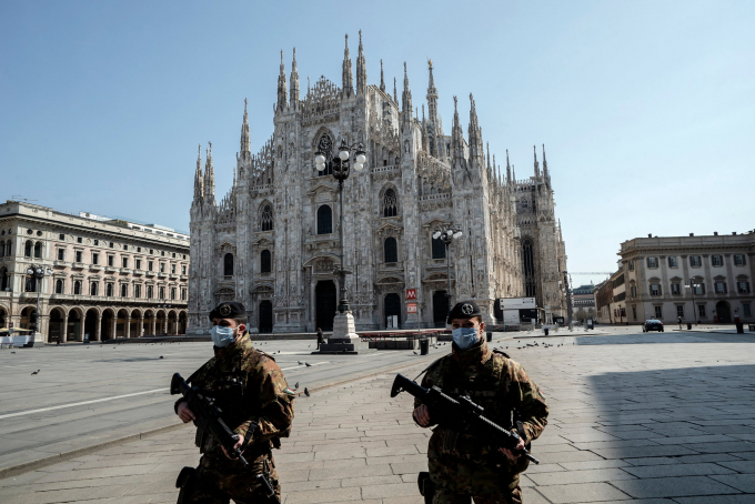 Lính tuần tra tại quảng trường Piazza Duomo vắng lặng ở Milan, Italia. Ảnh: The New York Times.