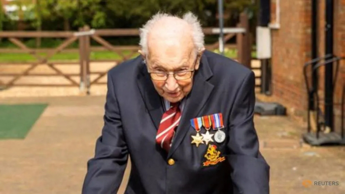 Đại úy Tom Moore, 99 tuổi, quyên góp tiền cho nhân viên y tế bằng cách đi bộ quanh khu vườn của mình một trăm vòng trước sinh nhật thứ 100, tháng 4/2020. Ảnh: Reuters.