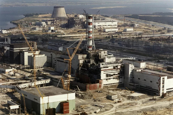 Nhà máy điện hạt nhân Chernobyl sau vụ nổ. Ảnh: AFP.