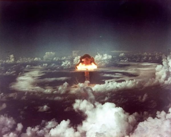 Mỹ thả quả bom hạt nhân Ivy King cách đảo Runit 600m về phía bắc.