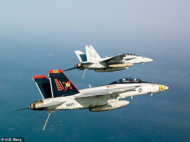 Hai chiếc F / A-18 Super Hornet Strike Fighters tiếp nhiên liệu trong chuyến bay tại Triển lãm hàng không NAS Ocean.
