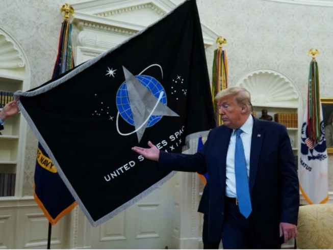 Tổng thống Trump giới thiệu lá cờ mới của Lực lượng Không gian. Ảnh: Reuters.