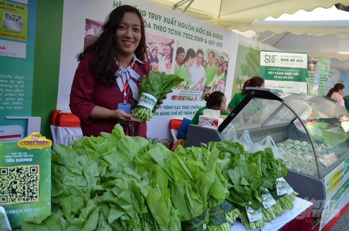 Safe vegetable - a product of a safe food supply chain is sold in Hà Nội. Photo: NNVN.