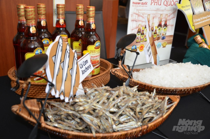 Traditional fish sauce consists of only anchovies and salt. Photo: Duong Dinh Tuong.