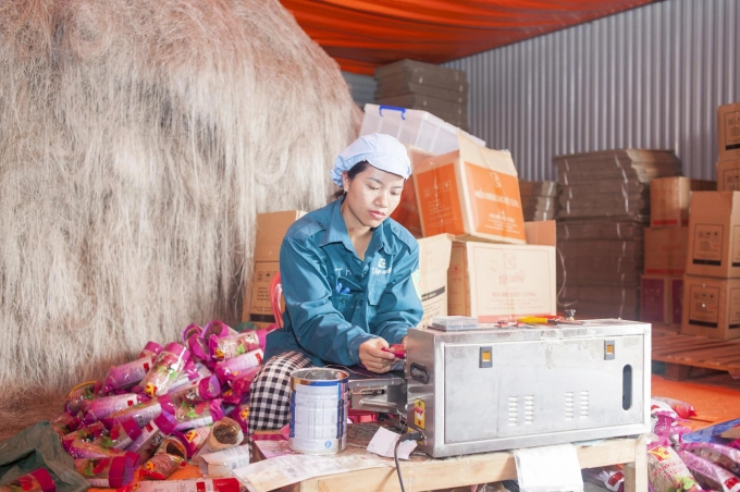 Packaging finished vermicelli at Viet Cuong Vermicelli Cooperative. Photo: Dong Van Thuong.