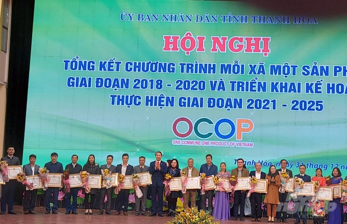 Le Duc Giang, vice chairman of Thanh Hoa Province’s People’s Committee presents Certificates of Merit from the chairman of the provincial People’s Committee to 10 collectives and 22 individuals who have outstanding achievements in the implementation of OCOP programme in 2018-2020 period. Photo Vo Dung