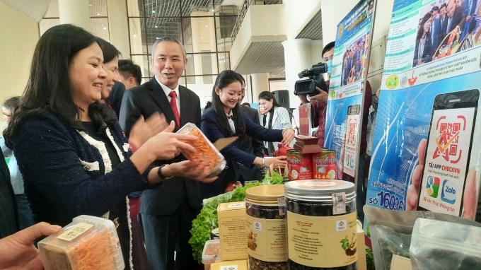 Deputy Minister of Agriculture and Rural Development Phung Duc Tien visits a boost displaying OCOP products in a sideline of the meeting in Bac Ninh Province on January 15. Photo: Nguyen Huan.
