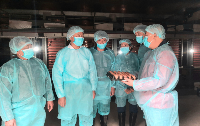 Deputy Minister of Agriculture and Rural Development Phung Duc Tien (second from left) examines food safety at a factory of Dabaco Group – a multi-field group specialising mainly in animal feed, cattle and poultry breeding and food processing in Bac Ninh Province. Photo: Nguyen Huan.