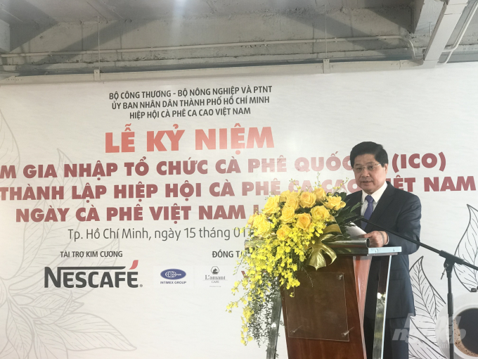 Deputy Minister Le Quoc Doanh adjusts the development of the coffee industry over the past 30 years. Photo Thanh Son.