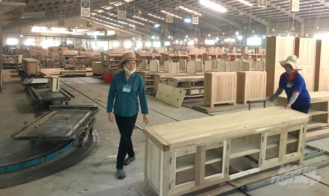 Vietnam’s timber products are mainly shipped to North America, the Europe and Japan with low export value, averaging between US$15,000-25,000 per 40-foot container. Photo: Vu Dinh Thung.