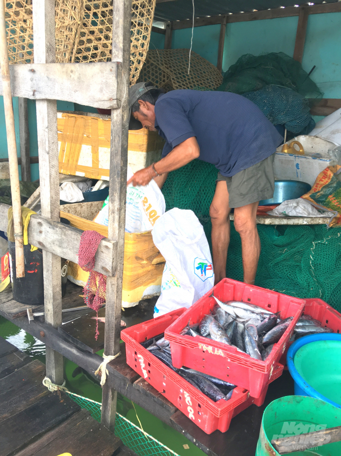 The packaging of food for seafood used to be discharged directly into sea on being damaged. Photo: Vu Dinh Thung.