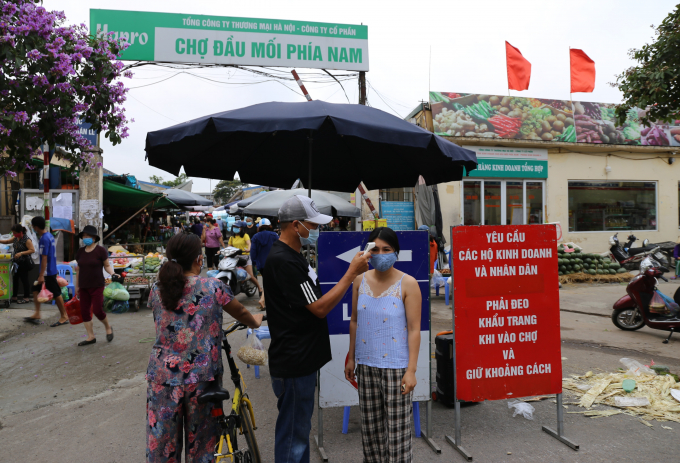 Sáng ngày 19/5, Báo Nông nghiệp Việt Nam ghi nhận tại chợ đầu mối phía Nam của Hà Nội, trước mỗi cổng ra vào đều có bảng thông báo yêu cầu tiểu thương, người mua hàng ra vào chợ phải đeo khẩu trang.