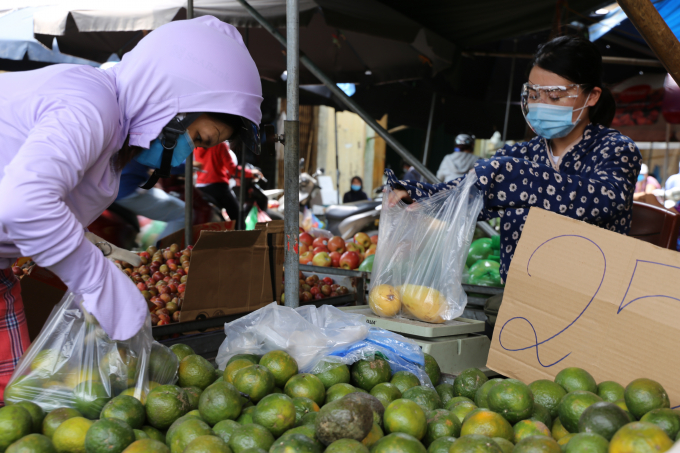 Nhờ được tuyên truyền, nhắc nhở, kiểm tra thường xuyên, nên các hộ kinh doanh, khách mua hàng đề tự giác thực hiện các biện pháp phòng, chống dịch.