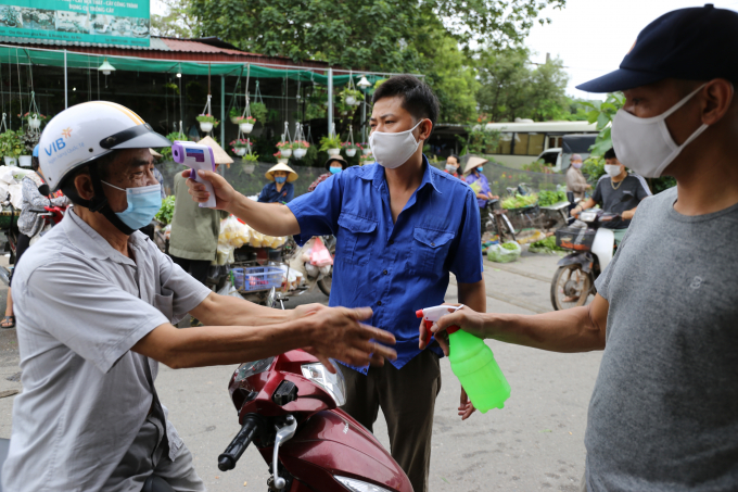 Mọi người đều vui vẻ chấp hành vì biết rằng thực hiện tốt các quy định phòng, chống dịch chính là tự bảo vệ sức khỏe của bản thân và cộng đồng.