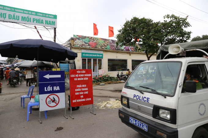 Công an phường Hoàng Văn Thụ, quận Hoàng Mai cũng thường xuyên tuần tra, kiểm soát, duy trì việc thực hiện nghiêm các biện pháp phòng, chống dịch bệnh theo Thông điệp '5K' của Bộ Y tế và các quy định của UBND thành phố Hà Nội.