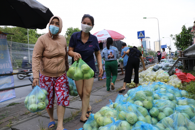 Ngoài vải ra, tại Hà Nội còn có nhiều điểm tiêu thụ dưa lê, dưa hấu cho nông dân Bắc Giang. Điểm bán dưa lê, dưa hấu tại đường Giải Phóng gần Bệnh viện Bạch Mai, trong khoảng 3 tiếng đồng hồ đã tiêu thụ hơn 2 tấn dưa.