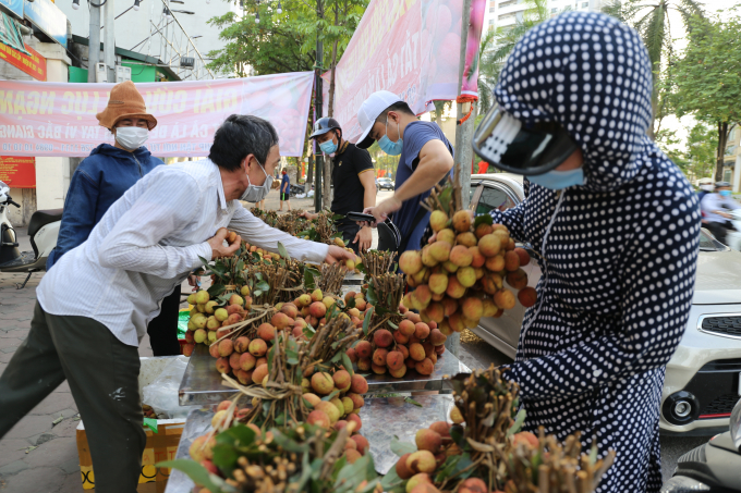 Vải đã được lựa chọn từ điểm thu mua ở Bắc Giang, nên khách không phải mất công lựa cho mình chùm vài ưng ý. Chị Phạm Thị Hiền đang bán tại số 162 phố Tân Mai, quận Hoàng Mai cho biết, vải được chuyển xuống Hà Nội do đội xe cứu trợ 0 đồng của huyện. Các chị chở vải xuống bán, sau đó lại gom hàng như khẩu trang, nước khử khuẩn, mì tôm… lên bán đúng giá mua ở Hà Nội cho bà con nông dân vùng dịch. Mỗi chùm vải khoảng 2 kg, được bán với giá 20.000 đồng/kg.