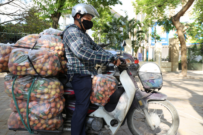 Có nhiều chủ hàng đã nhận những đơn hàng đặt qua online với khối lượng 1 tạ rưỡi quả vải tươi để chuyển bằng ô tô vào thành phố Hồ Chí Minh.