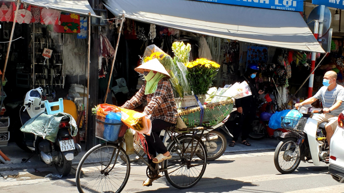 Những người bán hoa tươi cho biết, cứ khoảng 1 giờ lại phải dừng để tưới cho hoa không bị héo. Hoa thì luôn bị khô, những lưng những người bán hoa ướt đẫm mồ hôi.