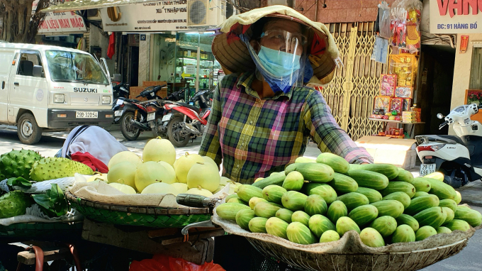 Do dịch bệnh Covid đang diễn biến phức tạp, nhiều người bán hàng rong tự trang bị cho mình kính chắn giọt bắn để phòng, chống dịch bệnh. Cũng là một cách quảng cáo là mình cẩn thận, yên tâm không bị Covid nên bà con không phải ngại khi mua hàng.