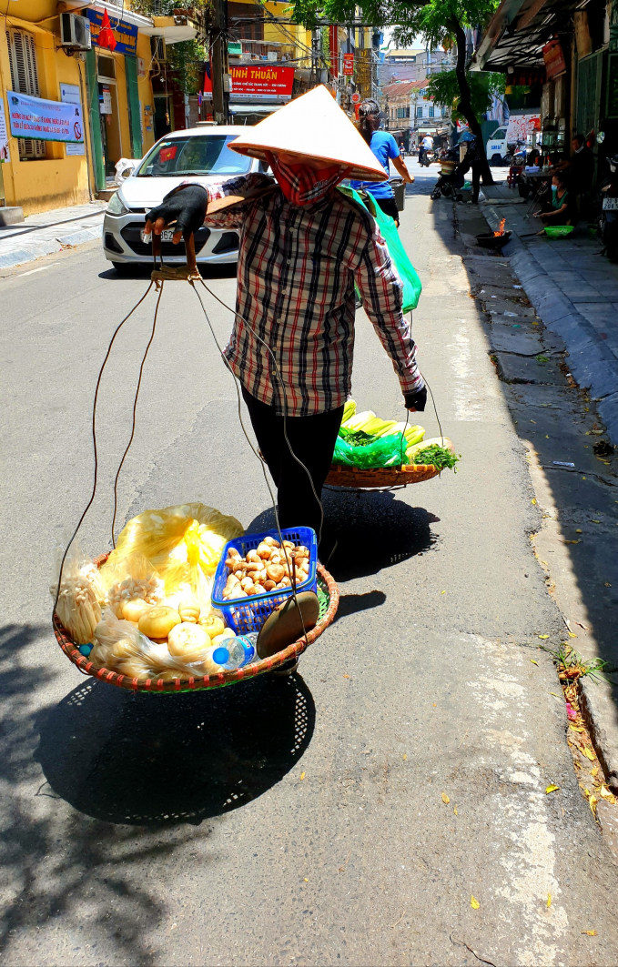 Họ đội nắng cần mẫn đi khắp các phố.