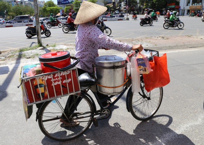 Ngày nóng, ngoài các loại quả tươi thì đồ giải khát có đá như chè luôn đắt khách.