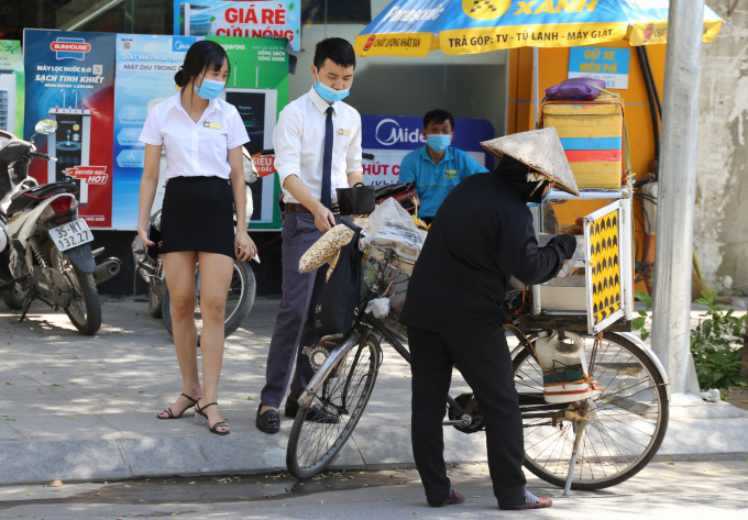 Các đồ ăn vặt như bánh rán, bỏng ngô cũng được nhiều người tìm mua.