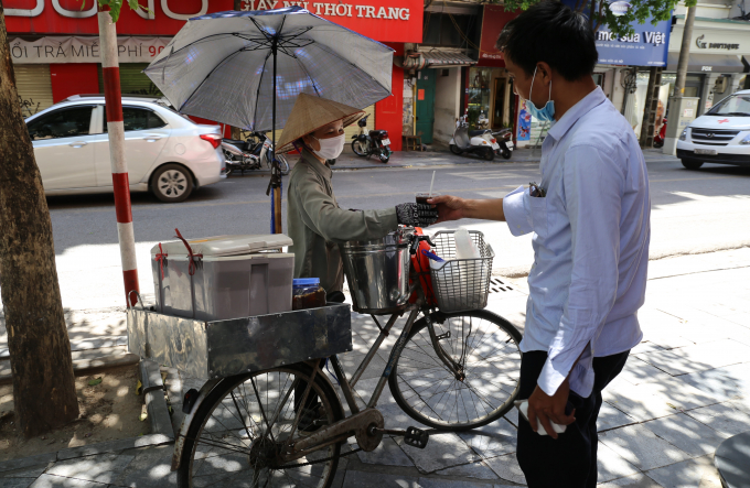 Chị Nguyễn Thị Dần ở Chương Mỹ cho biết, những ngày nắng nóng như hôm nay chị có thể bán được khoảng mấy chục cốc chè đỗ đen.