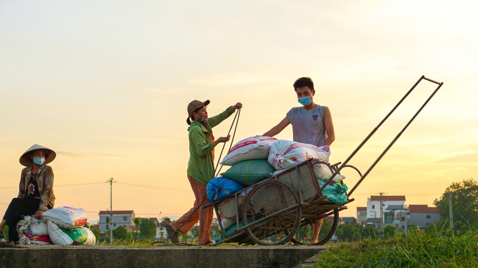 Với sự hỗ trợ bởi máy móc, người nông dân giờ đây đã bớt đi phần nào sự nhọc nhằn vốn có của nông nghiệp lúa nước.