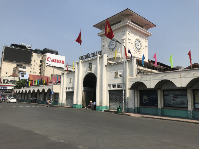 Chợ Bến Thành, điện máy Nguyễn Kim, Trung tâm thương mại Diamond Plaza cũng rất ít người đến tham quan, mua sắm. Ảnh: Hồng Thuỷ.