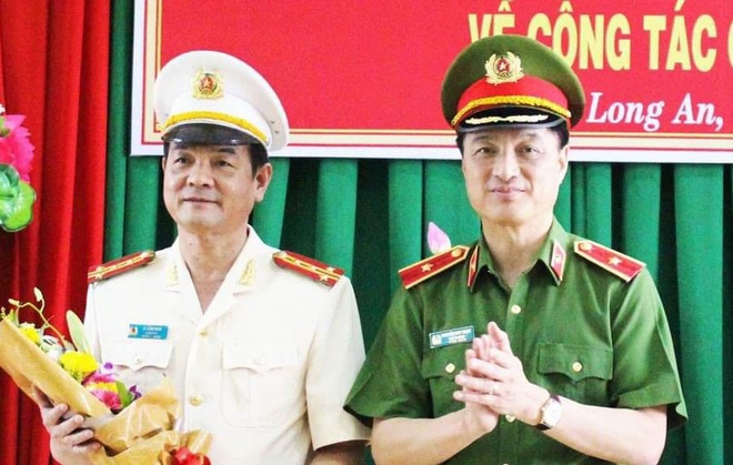 Đại tá Lê Hồng Nam, nguyên Giám đốc Công an Long An (trái), nhận quyết định điều động giữ chức vụ Giám đốc Công an TP.HCM. Ảnh: CTV.