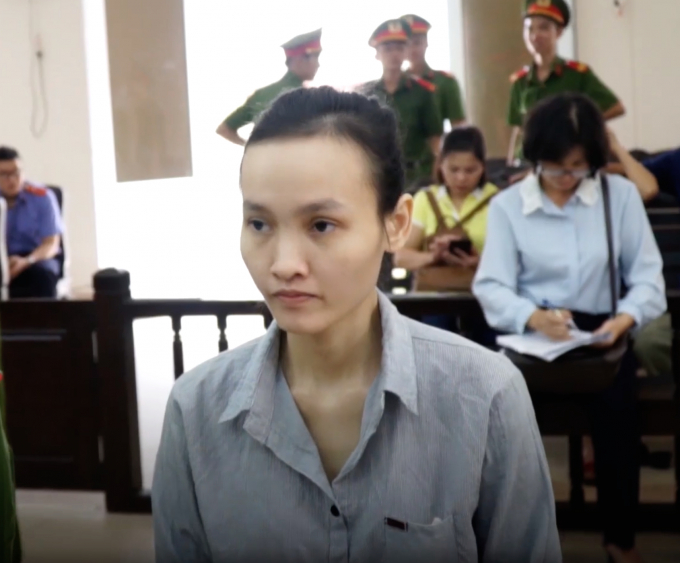 Bị cáo Lê Ngọc Phương Thảo (vai trò thứ 2 trong nhóm), bị tuyên phạt 22 năm tù. Ảnh: Duy Phương.