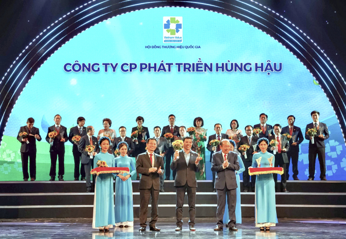 Ông Vũ Quang Chính (hàng đầu, giữa) Tổng Giám đốc Điều hành HungHau Holdings nhận biểu trưng THQG 2020. Ảnh: Hùng Hậu.