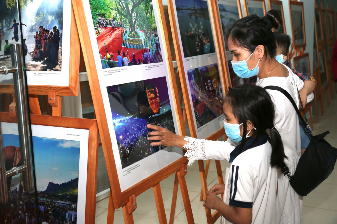 Hàng ngàn sản phẩm trang ảnh về cộng đồng ASEAN trưng bày, rất nhiều người đến tham quan. Ảnh: Phúc Lập.