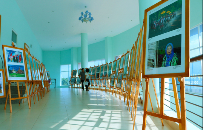 Không gian trưng bày triển lãm được tỉnh Bình Phước đầu tư bài bản, chuyên nghiệp. Ảnh: Phúc Lâp.