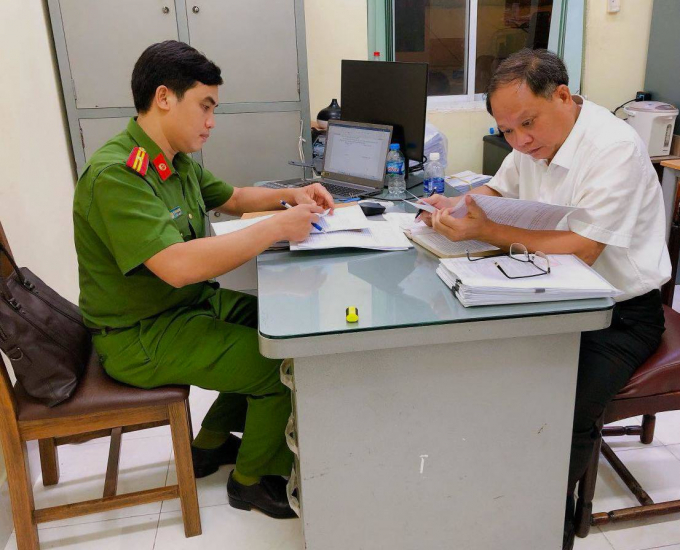 Ông Tất Thành Cang (Phải), bị bắt giữ để điều tra về hàng loạt sai phạm. Ảnh: Nguyễn Tiến.