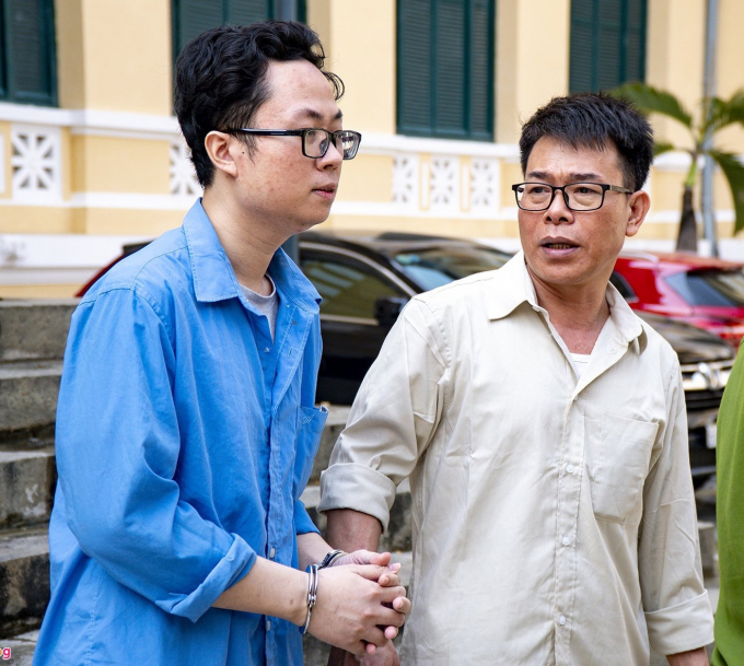Hai bị cáo Lâm Hoàng Tùng (áo xanh) và Nguyễn Hải Nam tại tòa. Ảnh: Nguyễn Tiến.